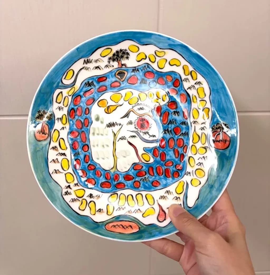 o prato de cerâmica feito, com a arte representando o Cheonhado