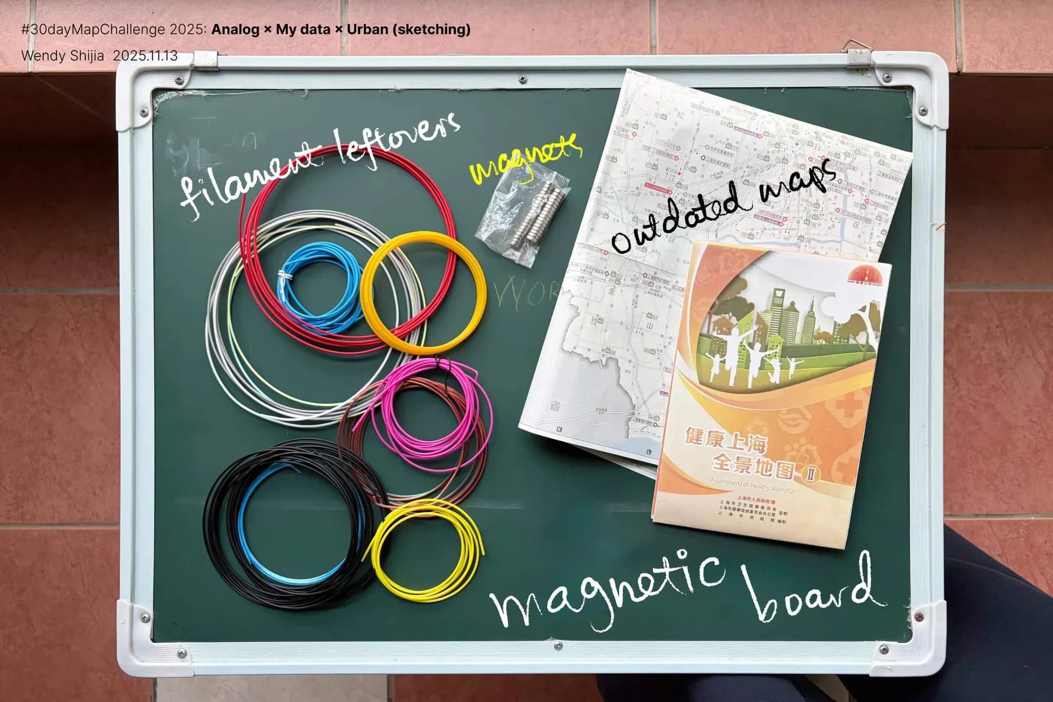 mostra os materiais usados, restos de filamentos, mapas antigos e um quadro magnetico