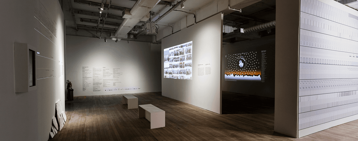 Exposição Existência Numérica: Emergências. Visão geral do 4º andar.